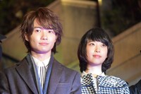 左から神木隆之介、森川葵。