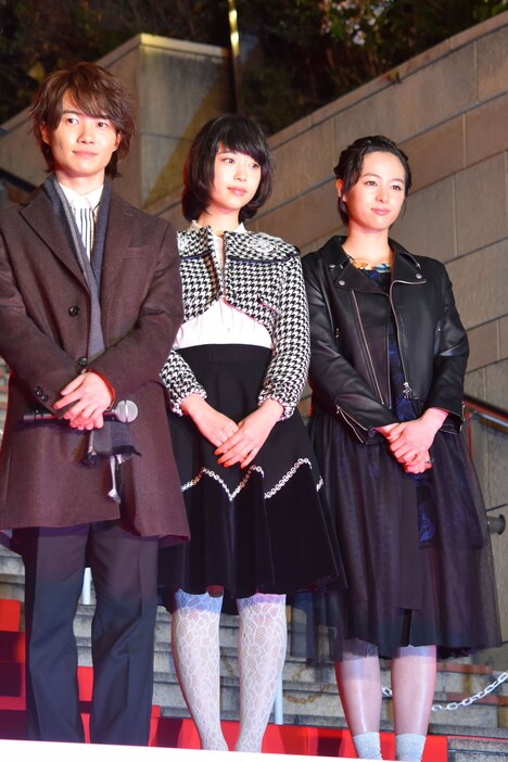 左から神木隆之介、森川葵、清野菜名。