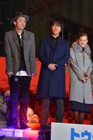 左から宮藤官九郎、桐谷健太、尾野真千子。