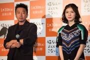 山本透監督(左)と松岡茉優。