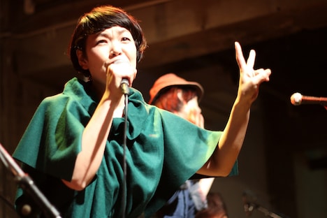 「LIVE! LOVE! SING! 生きて愛して歌うこと 劇場版」公開記念ライブに出演した二階堂和美。