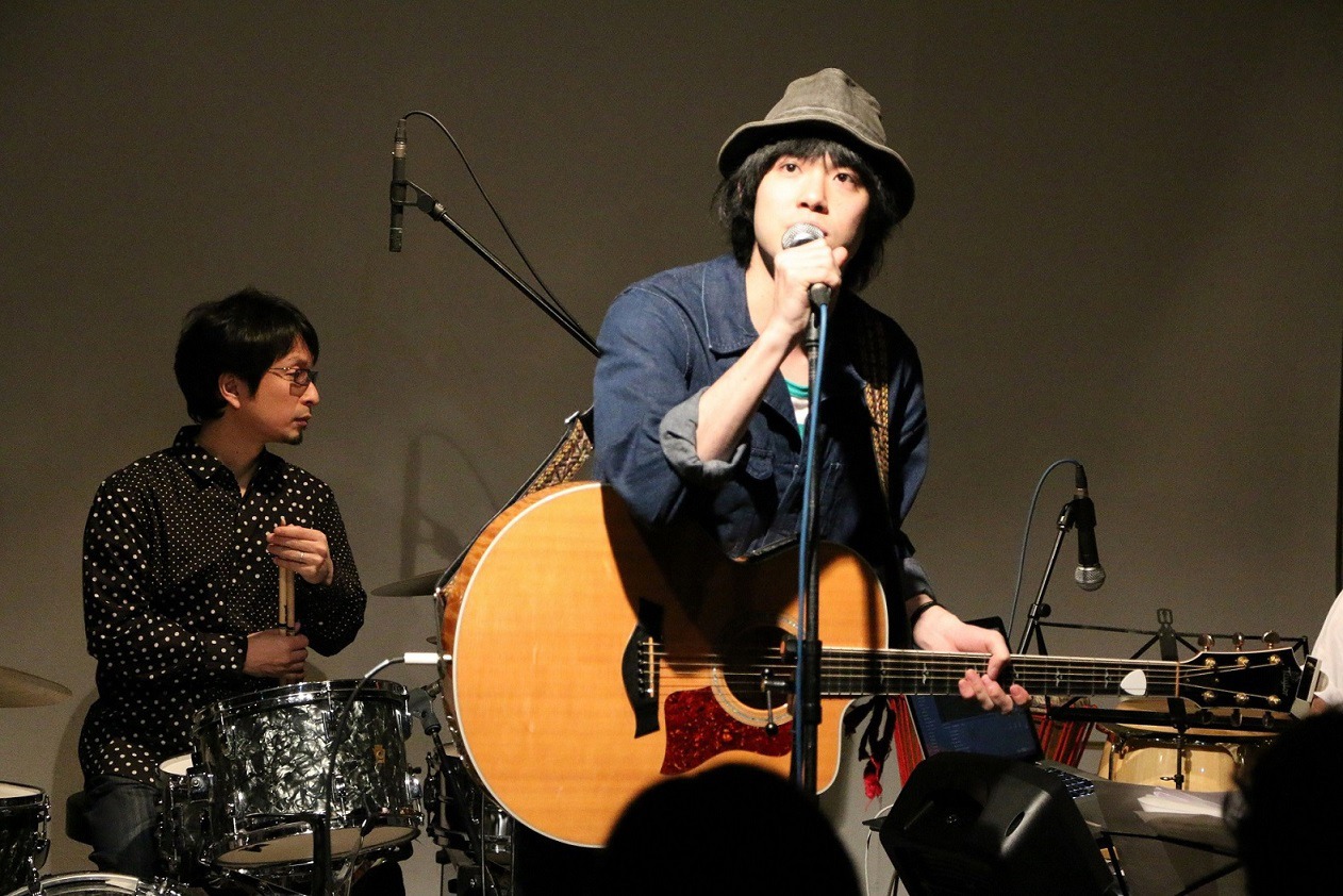 「LIVE! LOVE! SING! 生きて愛して歌うこと 劇場版」公開記念ライブに出演した渡辺大知。