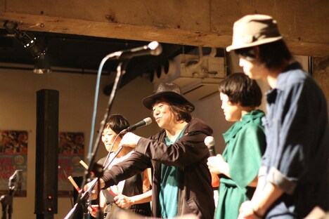 「LIVE! LOVE! SING! 生きて愛して歌うこと 劇場版」公開記念ライブの様子。