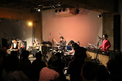 「LIVE! LOVE! SING! 生きて愛して歌うこと 劇場版」公開記念ライブの様子。