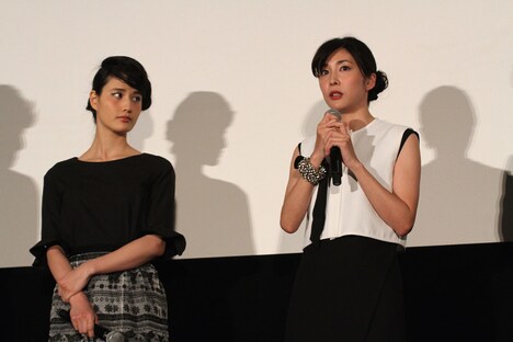 「残穢【ざんえ】ー住んではいけない部屋ー」完成披露試写会の様子。左から橋本愛、竹内結子。