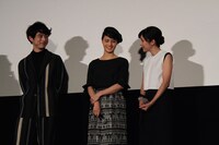 ひそひそ話をする橋本愛（中）と竹内結子（右）をほほえみながら見つめる坂口健太郎（左）。