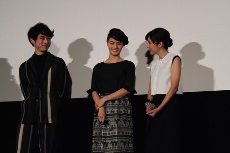 ひそひそ話をする橋本愛（中）と竹内結子（右）をほほえみながら見つめる坂口健太郎（左）。