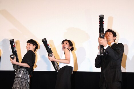 塩バズーカを放つキャスト陣。