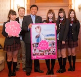 小川洋福岡県知事を表敬訪問したLinQの4人と宝来忠昭。