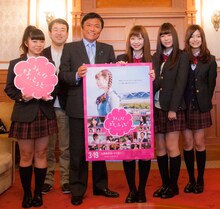 小川洋福岡県知事を表敬訪問したLinQの4人と宝来忠昭。