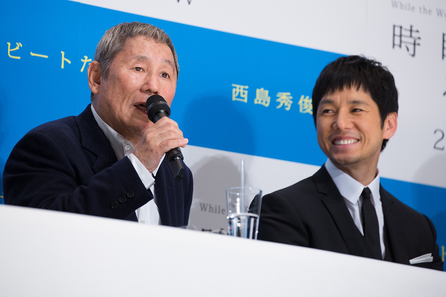 左からビートたけし、西島秀俊。