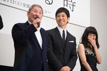 暴走気味のジョークを飛ばし続けるビートたけし（左）に笑いをこらえきれない西島秀俊（中）と忽那汐里（右）。