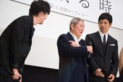 「人を殺してみたい」と言う新井浩文(左)を「怖いよこの人」と指差すビートたけし(中)。