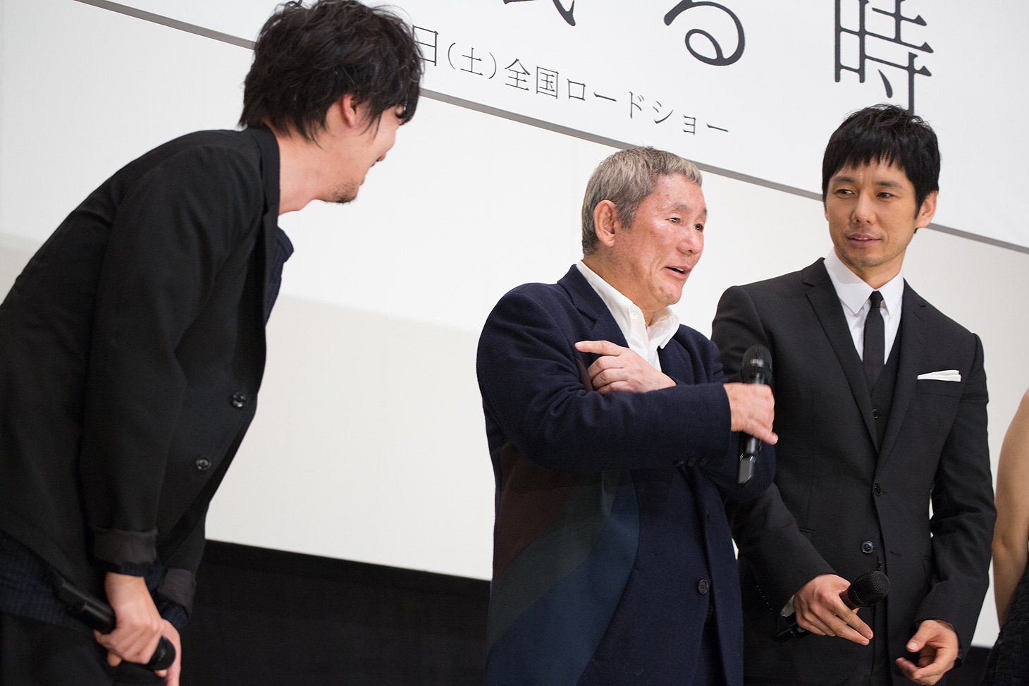 「人を殺してみたい」と言う新井浩文（左）を「怖いよこの人」と指差すビートたけし（中）。