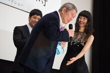 忽那汐里（右）から誕生日祝いの花束をもらったビートたけし。