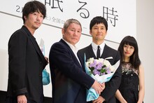 「女が眠る時」試写会舞台挨拶の様子。左から新井浩文、ビートたけし、西島秀俊、忽那汐里。