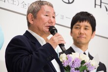 左からビートたけし、西島秀俊。