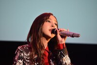 リハーサルにて「HIDE&SEEK」を披露する板野友美。