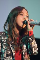 リハーサルにて「HIDE&SEEK」を披露する板野友美。