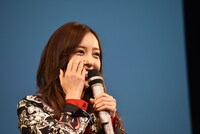 ホラーが苦手なため、「のぞきめ」も指の隙間から観たと話す板野友美。