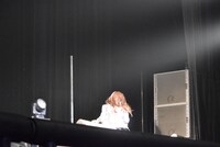 石井心愛の登場に驚き、舞台袖へ走って逃げる板野友美。