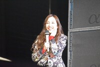 恐る恐るステージに戻ってきた板野友美。