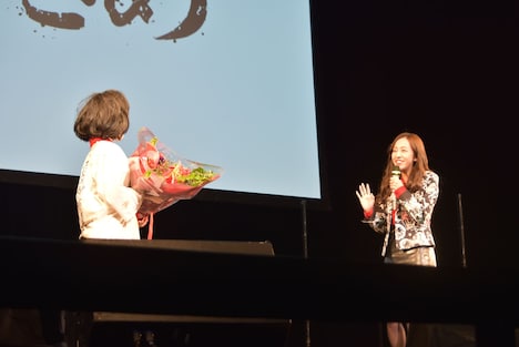 恐る恐るステージに戻ってきた板野友美（右）。