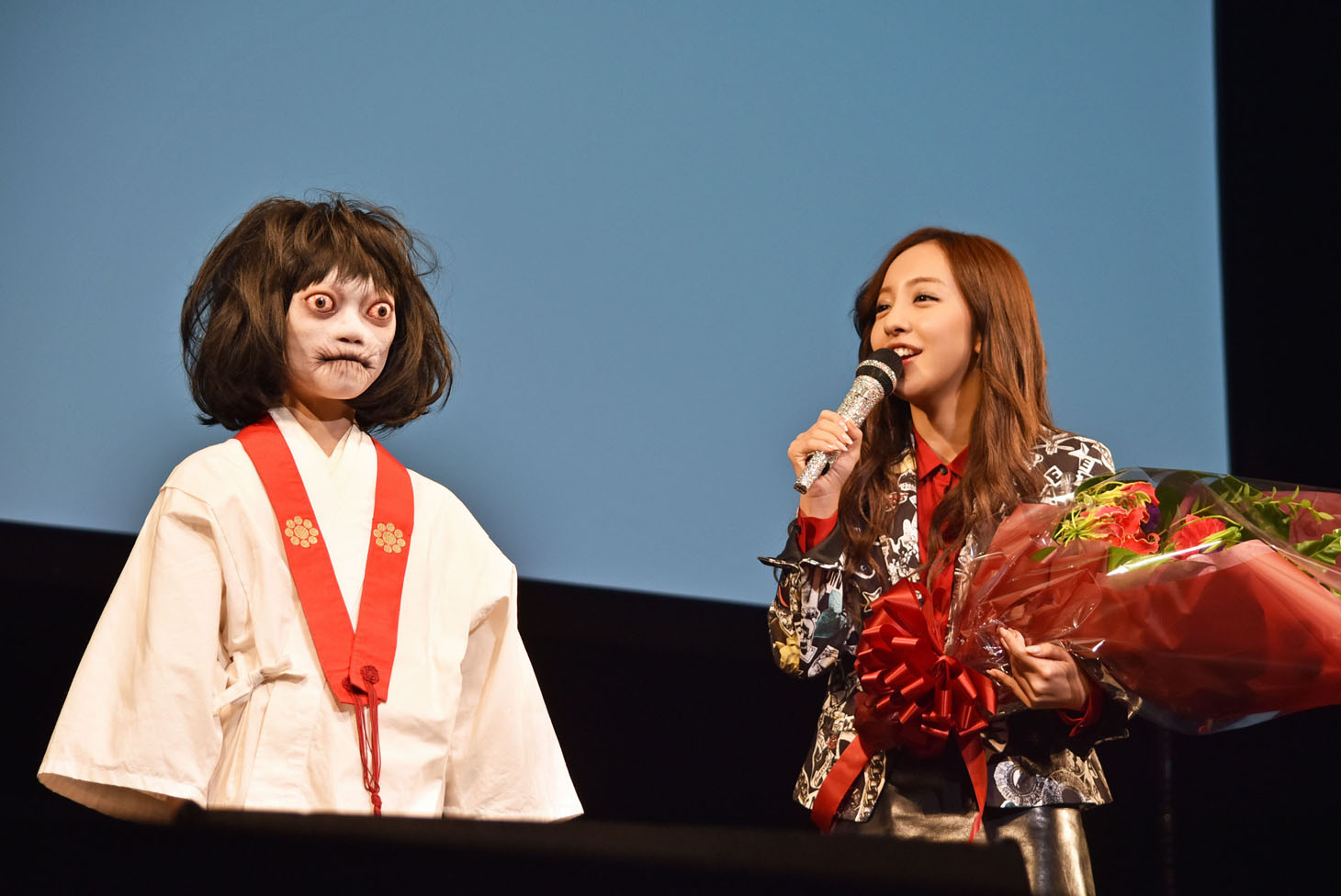 “のぞきめ”ことスズに扮した子役・石井心愛（左）と板野友美。