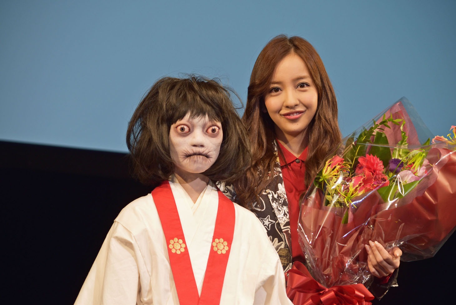 “のぞきめ”ことスズに扮した子役・石井心愛（左）と板野友美。