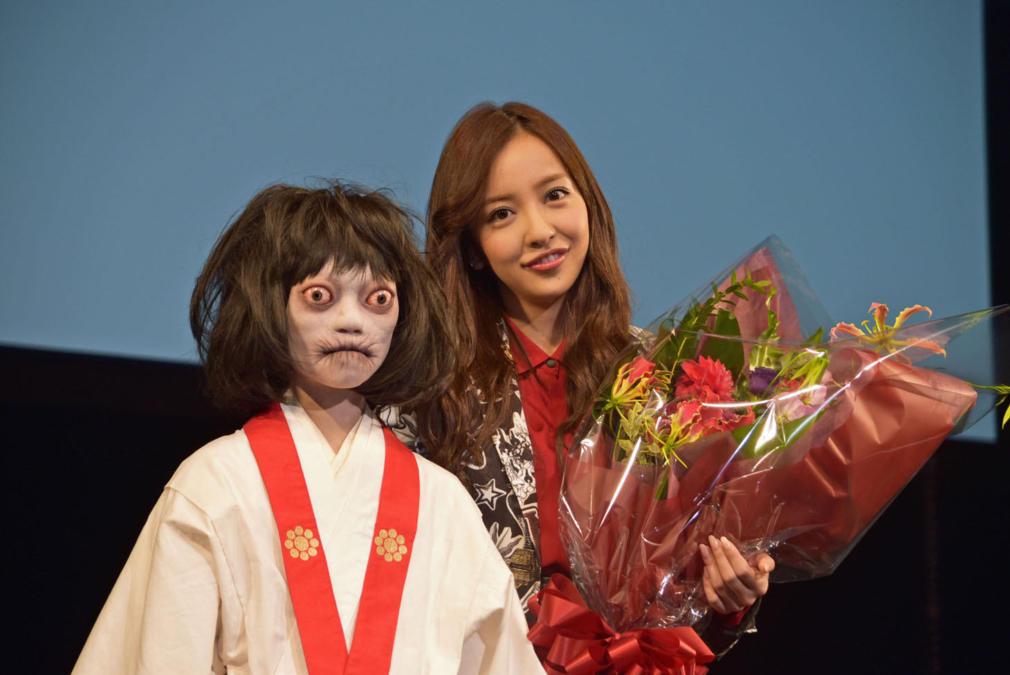 “のぞきめ”（左）と板野友美（右）のツーショット。