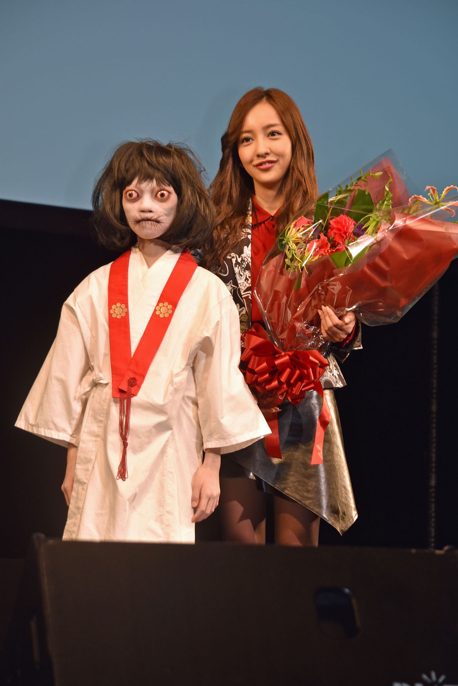 “のぞきめ”（左）と板野友美（右）のツーショット。