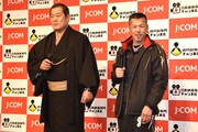 左から松平健、辰吉丈一郎。