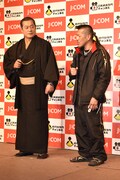 左から松平健、辰吉丈一郎。