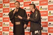 松平健（左）が褒めようとするのを恥ずかしそうに阻止する辰吉丈一郎（右）。