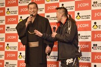 松平健（左）が褒めようとするのを恥ずかしそうに阻止する辰吉丈一郎（右）。