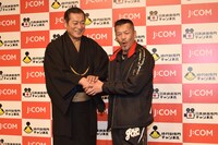左から松平健、辰吉丈一郎。