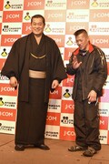 松平健（左）に「オーラがある！」と言われ、恐縮する辰吉丈一郎（右）。