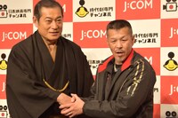 左から松平健、辰吉丈一郎。