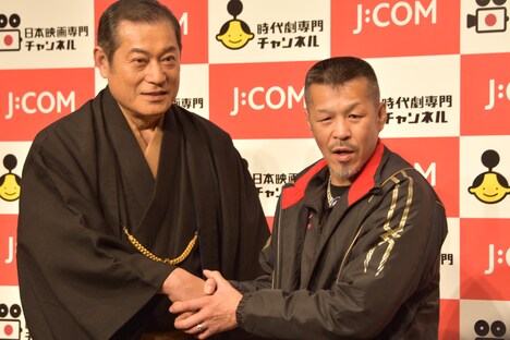 左から松平健、辰吉丈一郎。