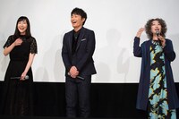 左から麻生久美子、安田顕、三田佳子。
