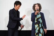 左から安田顕、三田佳子。