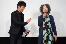 左から安田顕、三田佳子。