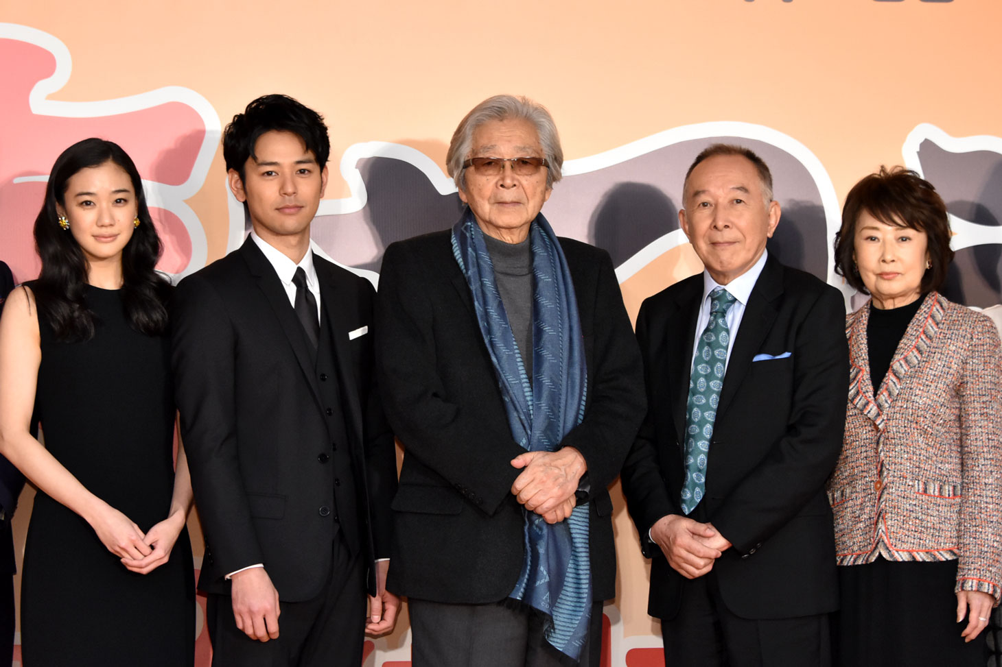 「家族はつらいよ」完成報告会見の様子。