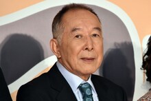 離婚を迫られる夫・平田周造役の橋爪功。