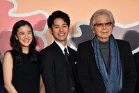 左から蒼井優、妻夫木聡、山田洋次。