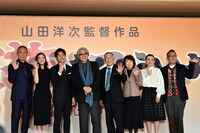 「家族はつらいよ」完成報告会見の様子。左から西村雅彦、蒼井優、妻夫木聡、山田洋次、橋爪功、吉行和子、中嶋朋子、林家正蔵。