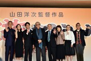 「家族はつらいよ」完成報告会見の様子。左から西村雅彦、蒼井優、妻夫木聡、山田洋次、橋爪功、吉行和子、中嶋朋子、林家正蔵。