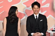 左から蒼井優、妻夫木聡。