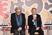 久々の再会を喜び合う山田洋次(左)と橋爪功(右)。
