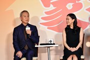 わざと気取って話す西村雅彦(左)を見て、笑いをこらえきれない様子の蒼井優(右)。